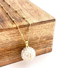 Cargar imagen en el visor de la galería, Bola LUNA Blanca y Dorada. BYBEEBALL