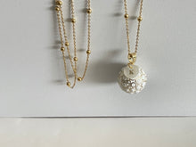 Cargar imagen en el visor de la galería, Bola LUNA Blanca y Dorada. BYBEEBALL