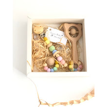 Cargar imagen en el visor de la galería, Conjunto arco iris con sonajero cabeza de oso