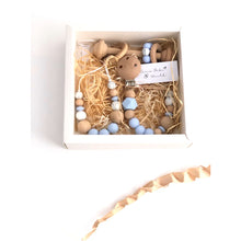 Cargar imagen en el visor de la galería, Conjunto azul con sonajero pesa