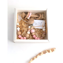 Cargar imagen en el visor de la galería, Conjunto rosa con sonajero pesa