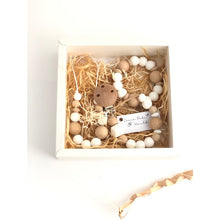 Cargar imagen en el visor de la galería, Conjunto natural con mordedor de mano