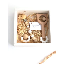 Cargar imagen en el visor de la galería, Conjunto natural con sonajero cabeza de oso