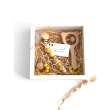 Cargar imagen en el visor de la galería, Conjunto mostaza con sonajero cabeza de oso