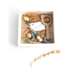 Cargar imagen en el visor de la galería, Conjunto gris con sonajero mordedor cabeza de oso