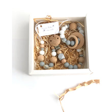 Cargar imagen en el visor de la galería, Conjunto gris con sonajero mordedor dos anillas