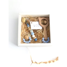 Cargar imagen en el visor de la galería, Conjunto azul con sonajero mordedor cabeza de oso