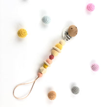 Cargar imagen en el visor de la galería, Chupetero new born texturas mostaza