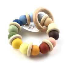 Cargar imagen en el visor de la galería, Mordedor arco iris tonos tierra con aro de madera de haya