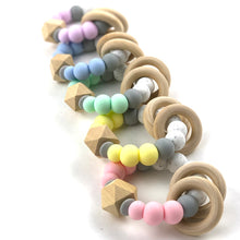 Cargar imagen en el visor de la galería, Sonajero mordedor de silicona y madera