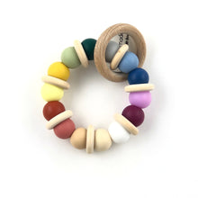 Cargar imagen en el visor de la galería, Mordedor arco iris tonos lila con aro de madera de haya