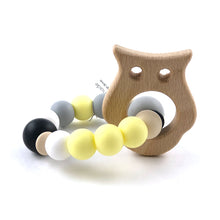 Cargar imagen en el visor de la galería, Mordedor de silicona con buho de madera de haya