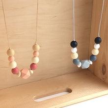Cargar imagen en el visor de la galería, Collar de lactancia silicona en diferentes colores