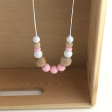 Cargar imagen en el visor de la galería, Collar de lactáncia madera y silicona rosa