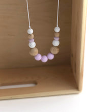 Cargar imagen en el visor de la galería, Collar de lactáncia madera y silicona lila