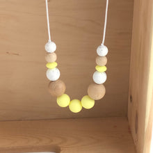 Cargar imagen en el visor de la galería, Collar de lactáncia madera y silicona amarillo bebé