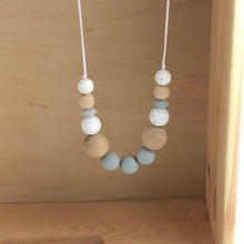 Cargar imagen en el visor de la galería, Collar de lactáncia madera y silicona gris