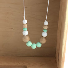 Cargar imagen en el visor de la galería, Collar de lactáncia madera y silicona gris