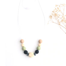 Cargar imagen en el visor de la galería, Collar de lactancia verde y negro