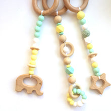 Cargar imagen en el visor de la galería, Juguetes para gimnasio bebé o play gym en tonos mint, amarillo bebé y blanco