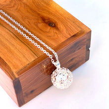 Cargar imagen en el visor de la galería, Bola de embarazo luna con cadena de eslabones bañada en plata
