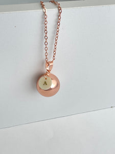 Bola ISIS con inicial personalizada. BYBEEBALL