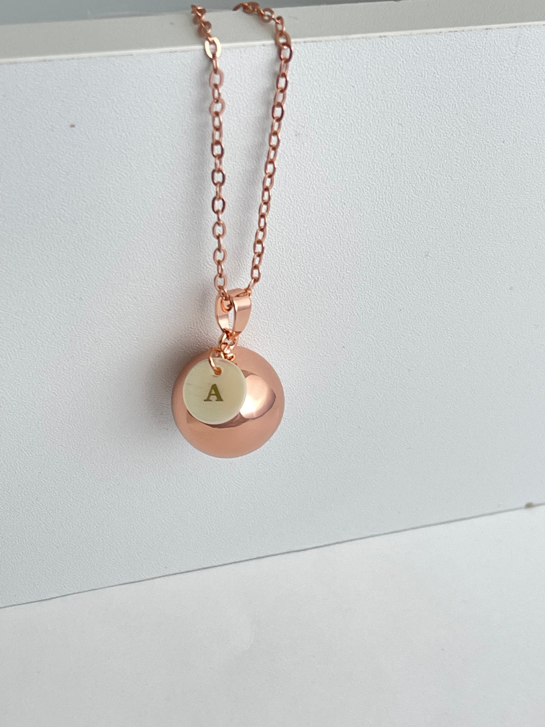 Bola ISIS con inicial personalizada. BYBEEBALL