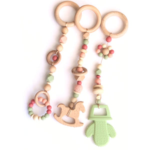 Conjunto de juguetes para play gym en tonos nude con verde oliva