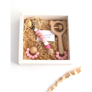 Conjunto rosa con sonajero cabeza de oso