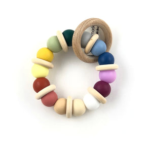 Mordedor arco iris tonos lila con aro de madera de haya