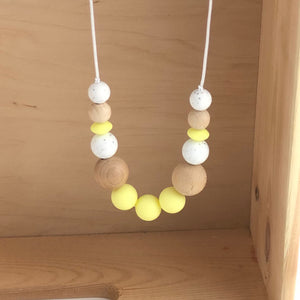 Collar de lactáncia madera y silicona amarillo bebé
