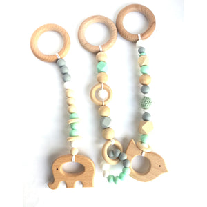 Juguetes para play gym o gimnasio de bebé en tonos gris, mint y blanco.