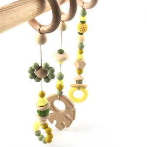 Juguetes para play gym en tonos Amarillo bebé, Mostaza, Verde oliva y Verde militar