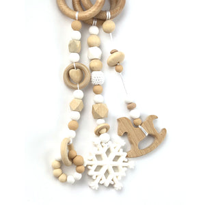Juguetes para play gym o gimnasio bebé en tonos natural y blanco